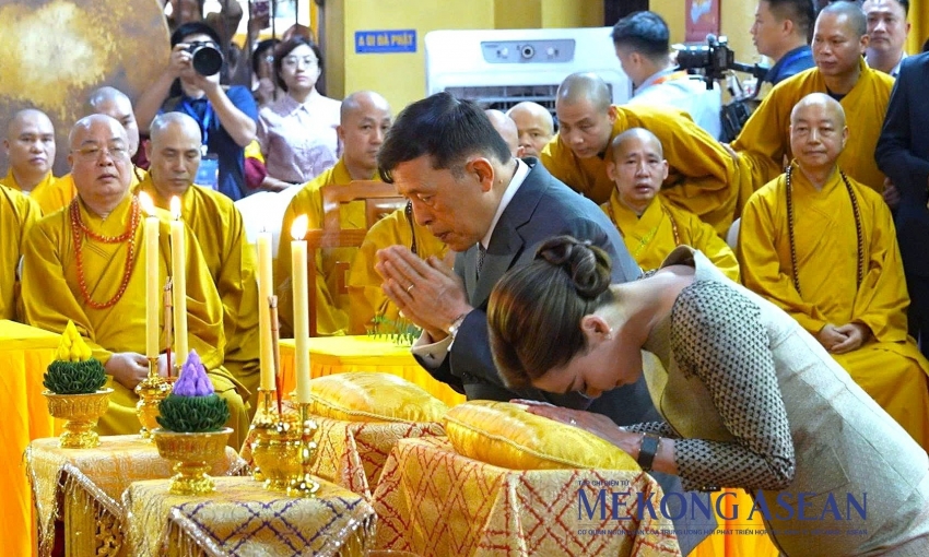 Nhà vua Thái Lan và Hoàng hậu dự lễ cầu an tại chùa Quán Sứ