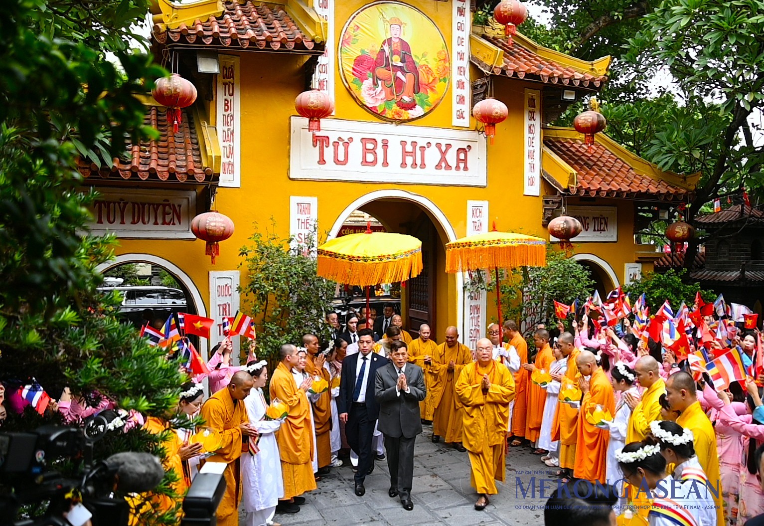 Nhà vua Thái Lan và Hoàng hậu dự lễ cầu an tại chùa Quán Sứ