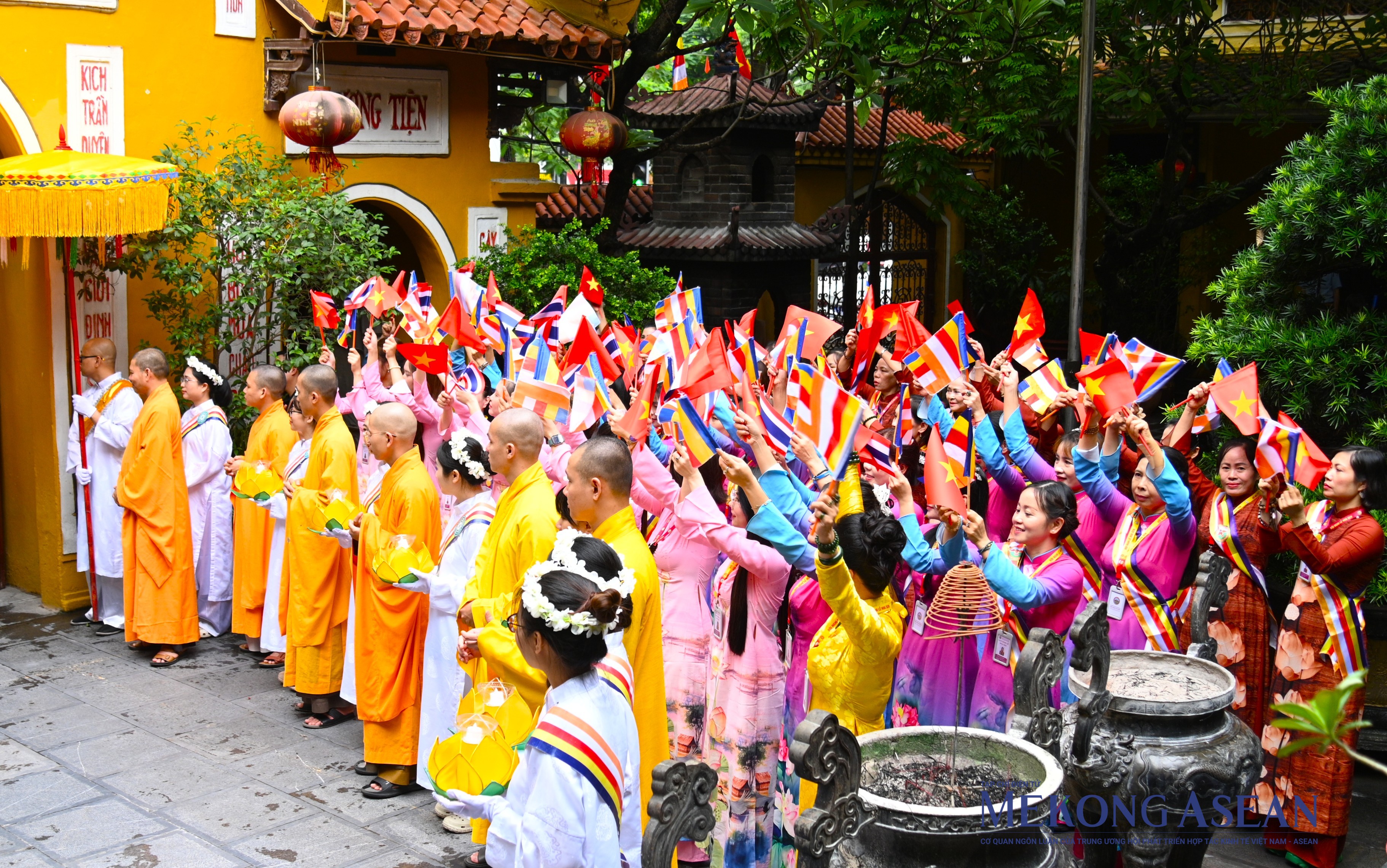 Nhà vua Thái Lan và Hoàng hậu dự lễ cầu an tại chùa Quán Sứ