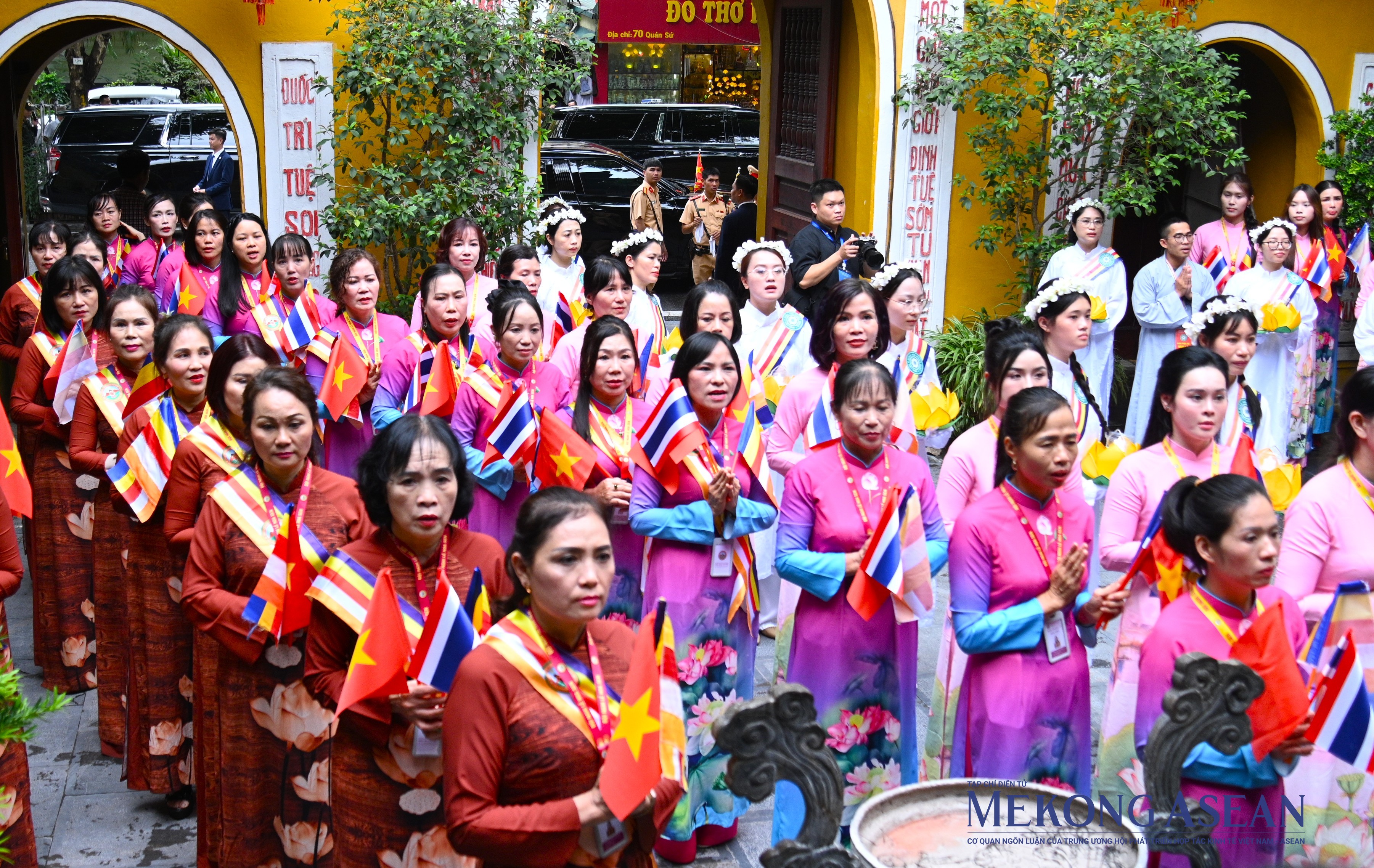 Nhà vua Thái Lan và Hoàng hậu dự lễ cầu an tại chùa Quán Sứ