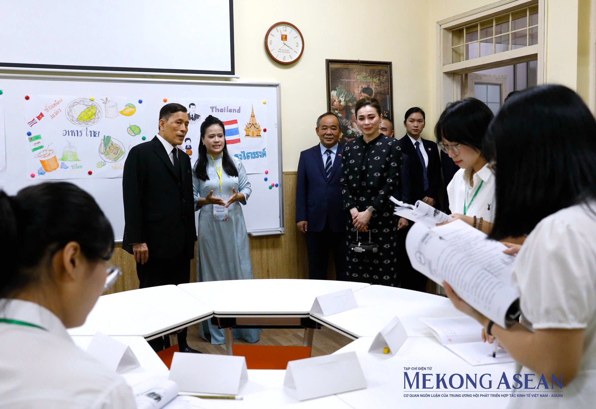 Nhà vua Thái Lan và Hoàng hậu trải nghiệm lớp học tiếng Thái tại Đại học Hà Nội