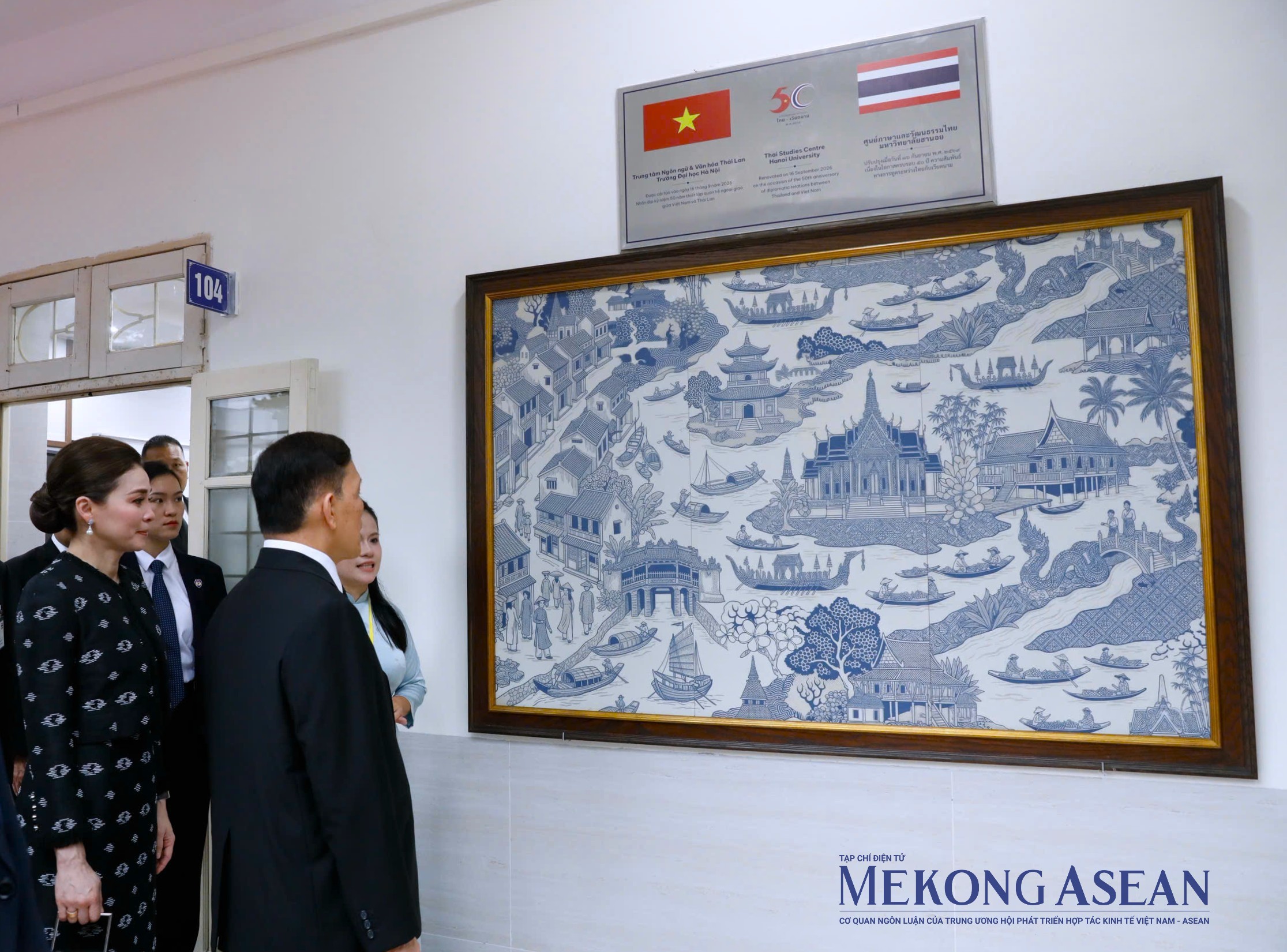 Nhà vua Thái Lan và Hoàng hậu trải nghiệm lớp học tiếng Thái tại Đại học Hà Nội