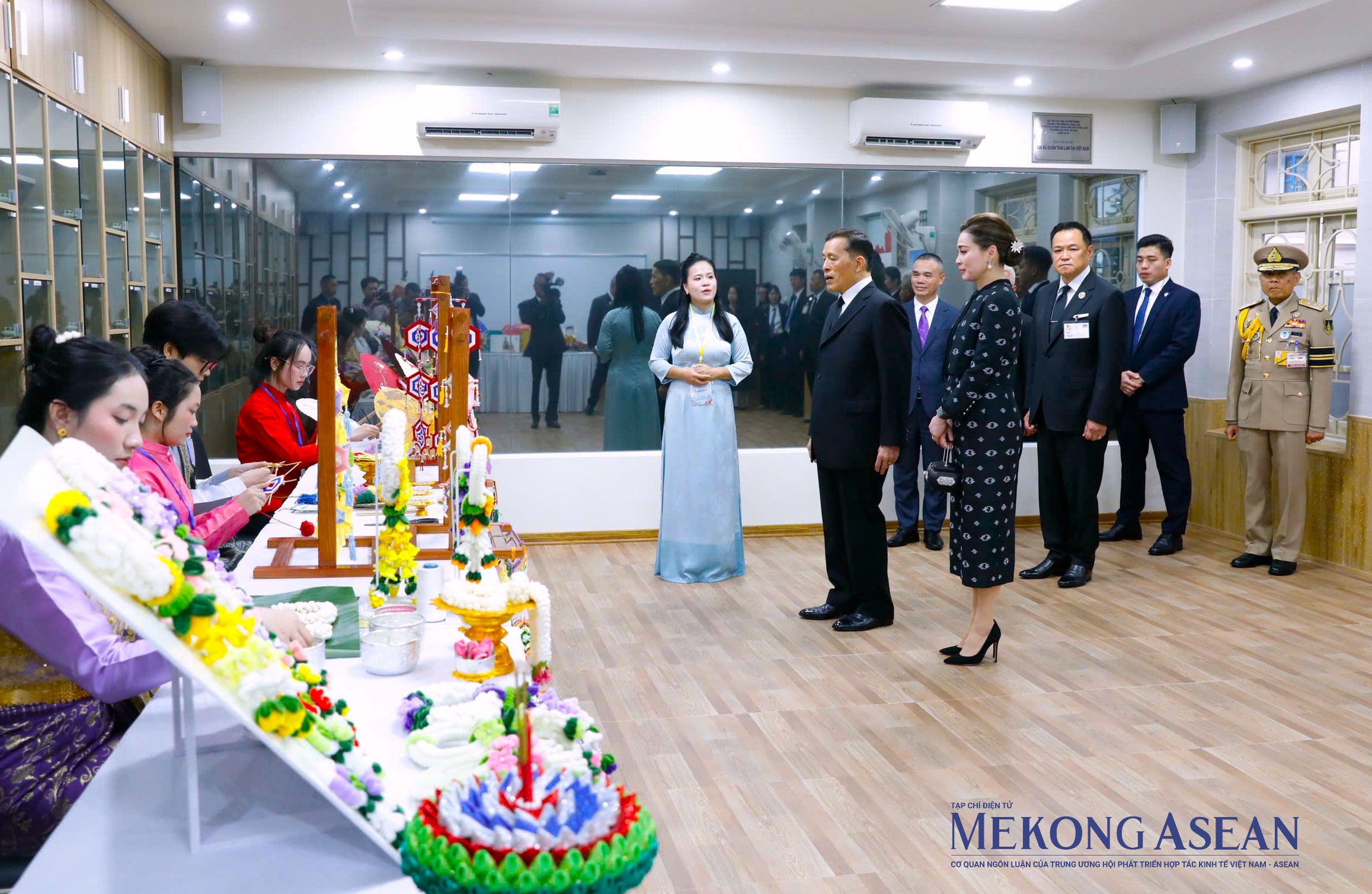 Nhà vua Thái Lan và Hoàng hậu trải nghiệm lớp học tiếng Thái tại Đại học Hà Nội