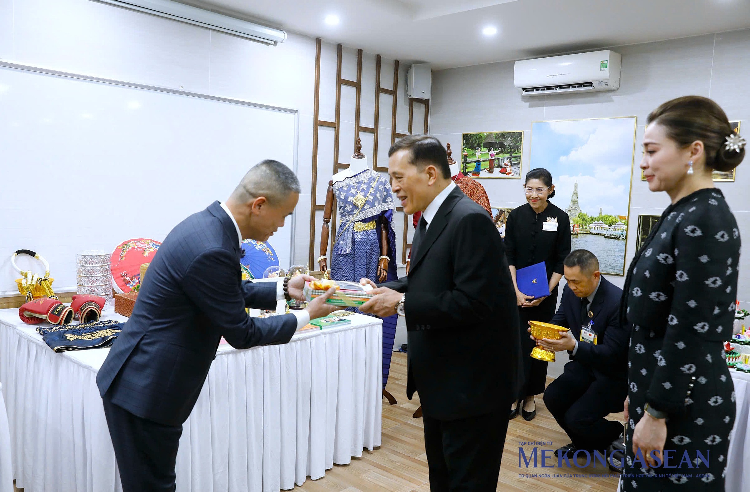 Nhà vua Thái Lan và Hoàng hậu trải nghiệm lớp học tiếng Thái tại Đại học Hà Nội