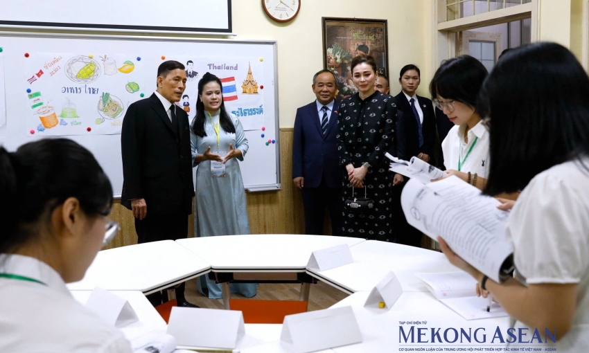 Nhà vua Thái Lan và Hoàng hậu trải nghiệm lớp học tiếng Thái tại Đại học Hà Nội