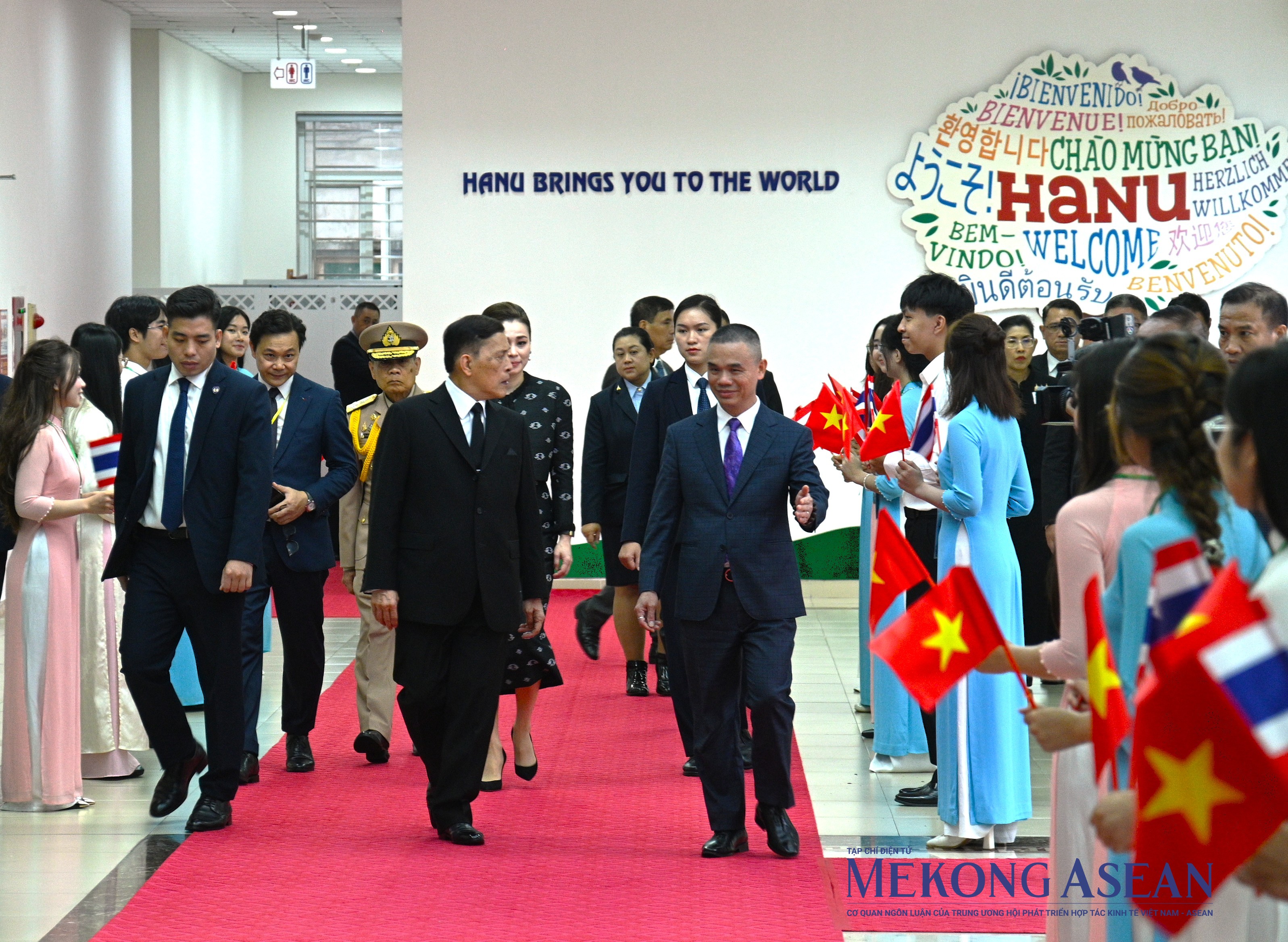 Nhà vua Thái Lan và Hoàng hậu trải nghiệm lớp học tiếng Thái tại Đại học Hà Nội