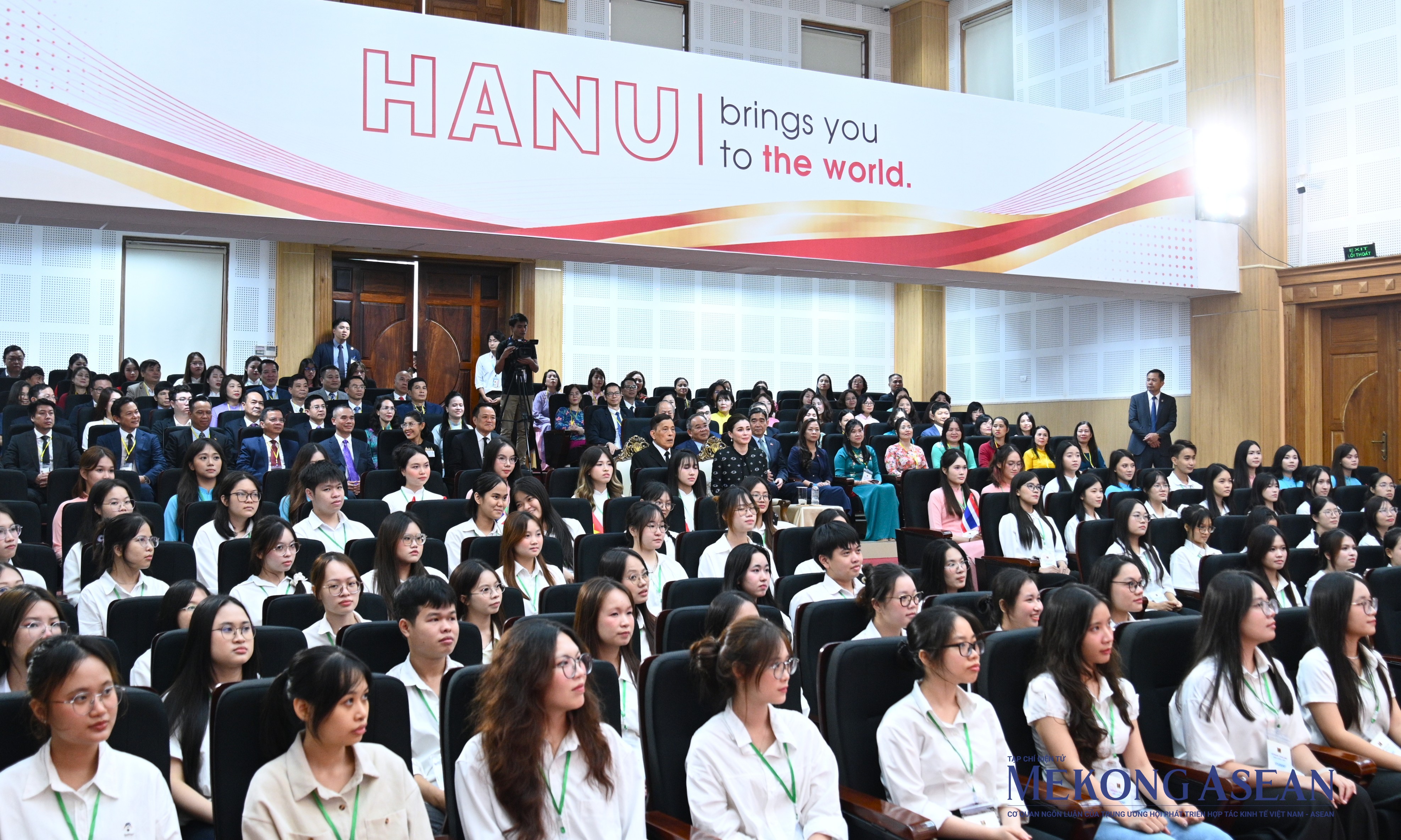 Nhà vua Thái Lan và Hoàng hậu trải nghiệm lớp học tiếng Thái tại Đại học Hà Nội