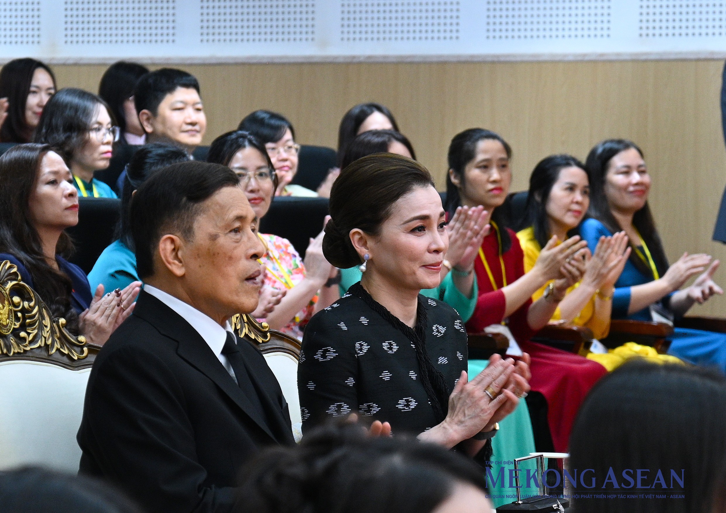 Nhà vua Thái Lan và Hoàng hậu trải nghiệm lớp học tiếng Thái tại Đại học Hà Nội