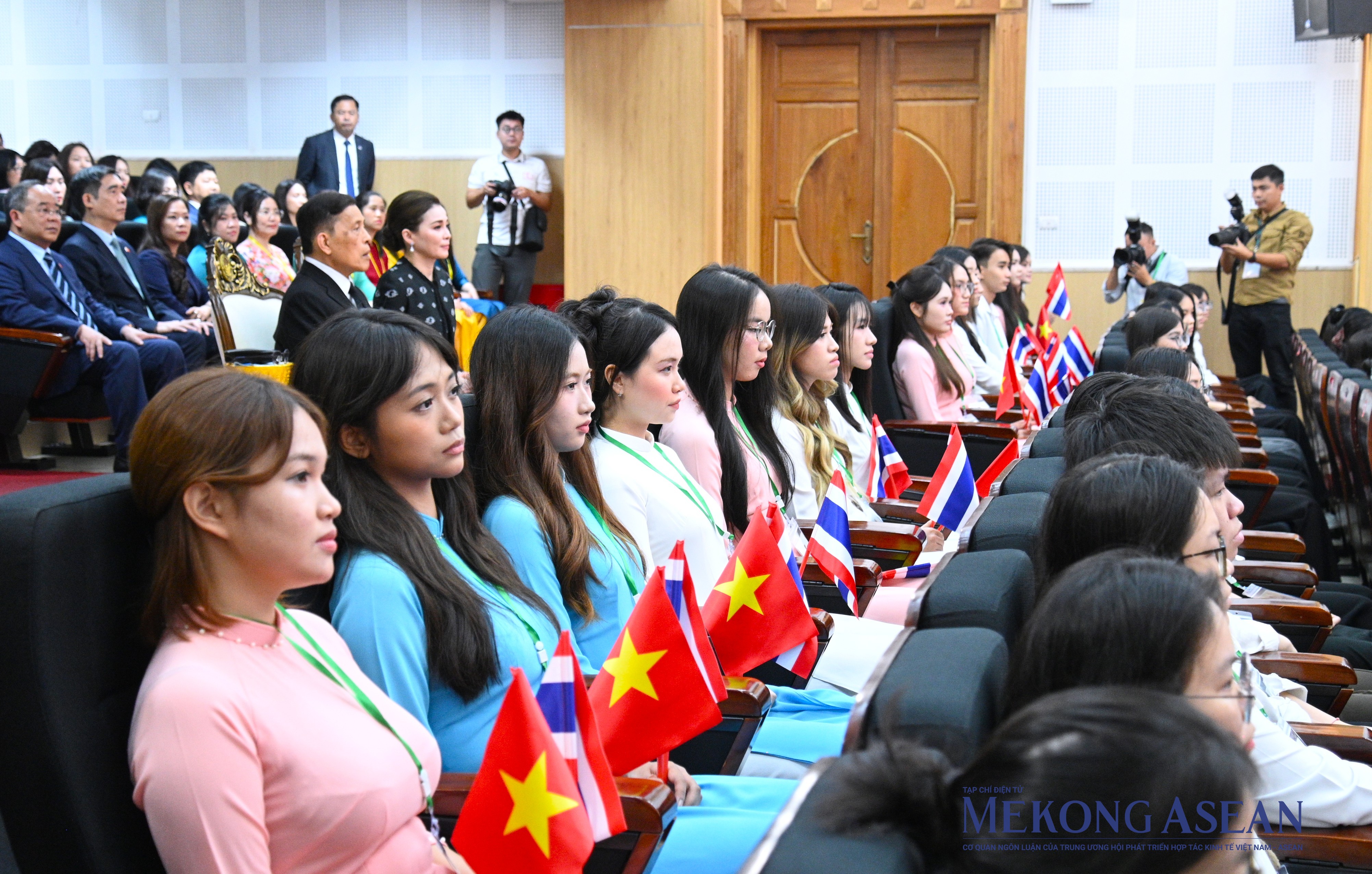 Nhà vua Thái Lan và Hoàng hậu trải nghiệm lớp học tiếng Thái tại Đại học Hà Nội