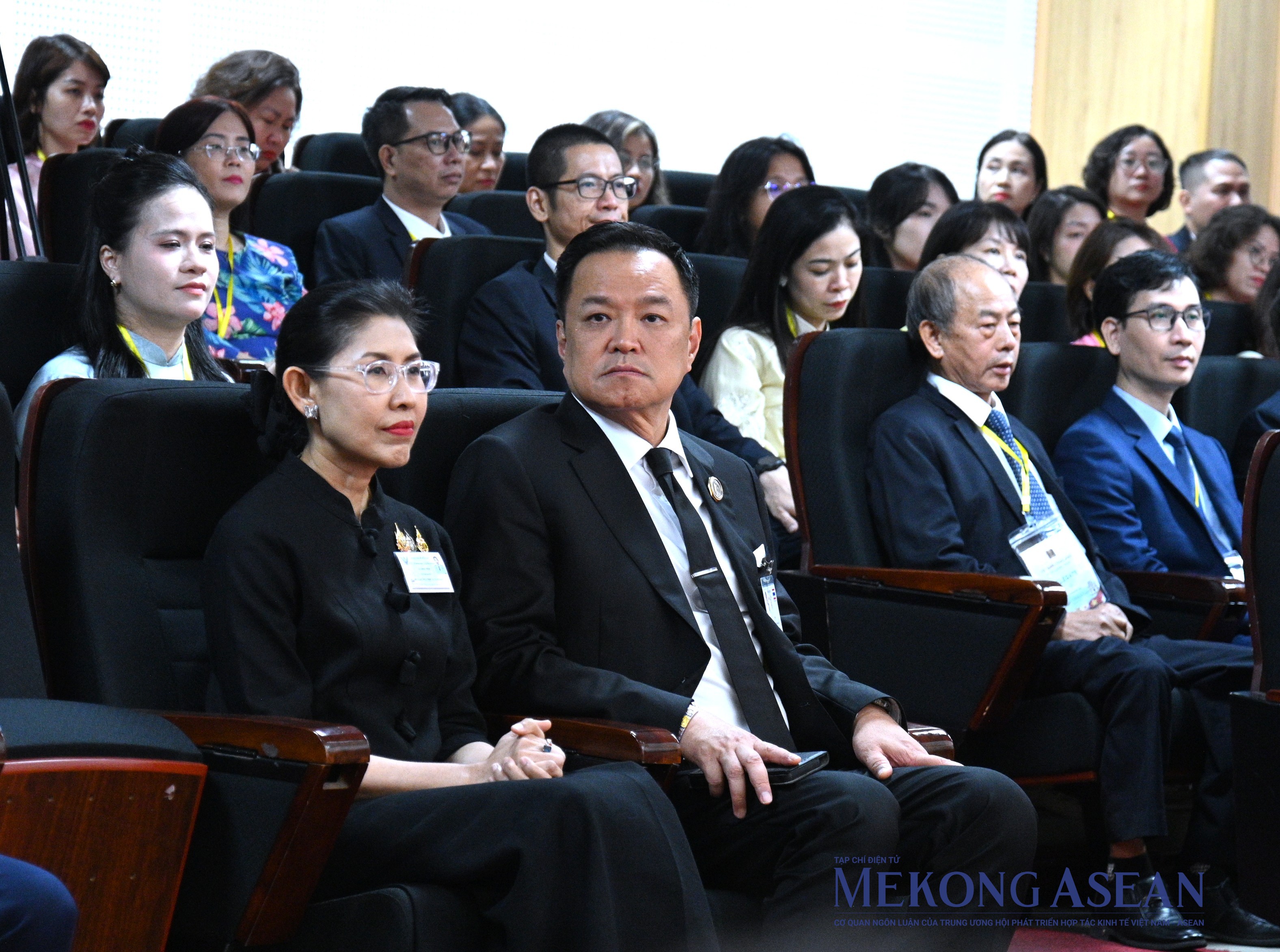 Nhà vua Thái Lan và Hoàng hậu trải nghiệm lớp học tiếng Thái tại Đại học Hà Nội