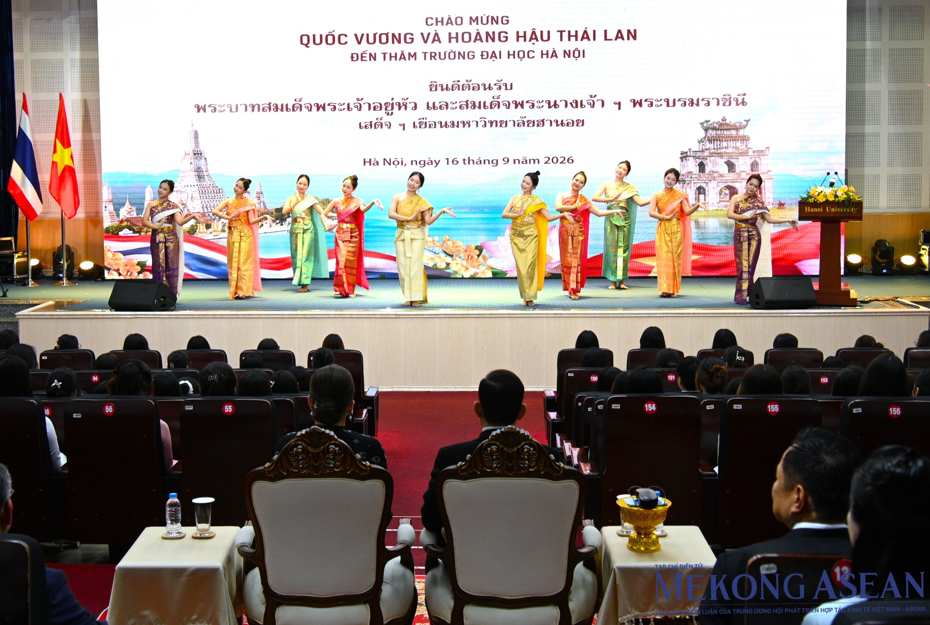 Nhà vua Thái Lan và Hoàng hậu trải nghiệm lớp học tiếng Thái tại Đại học Hà Nội