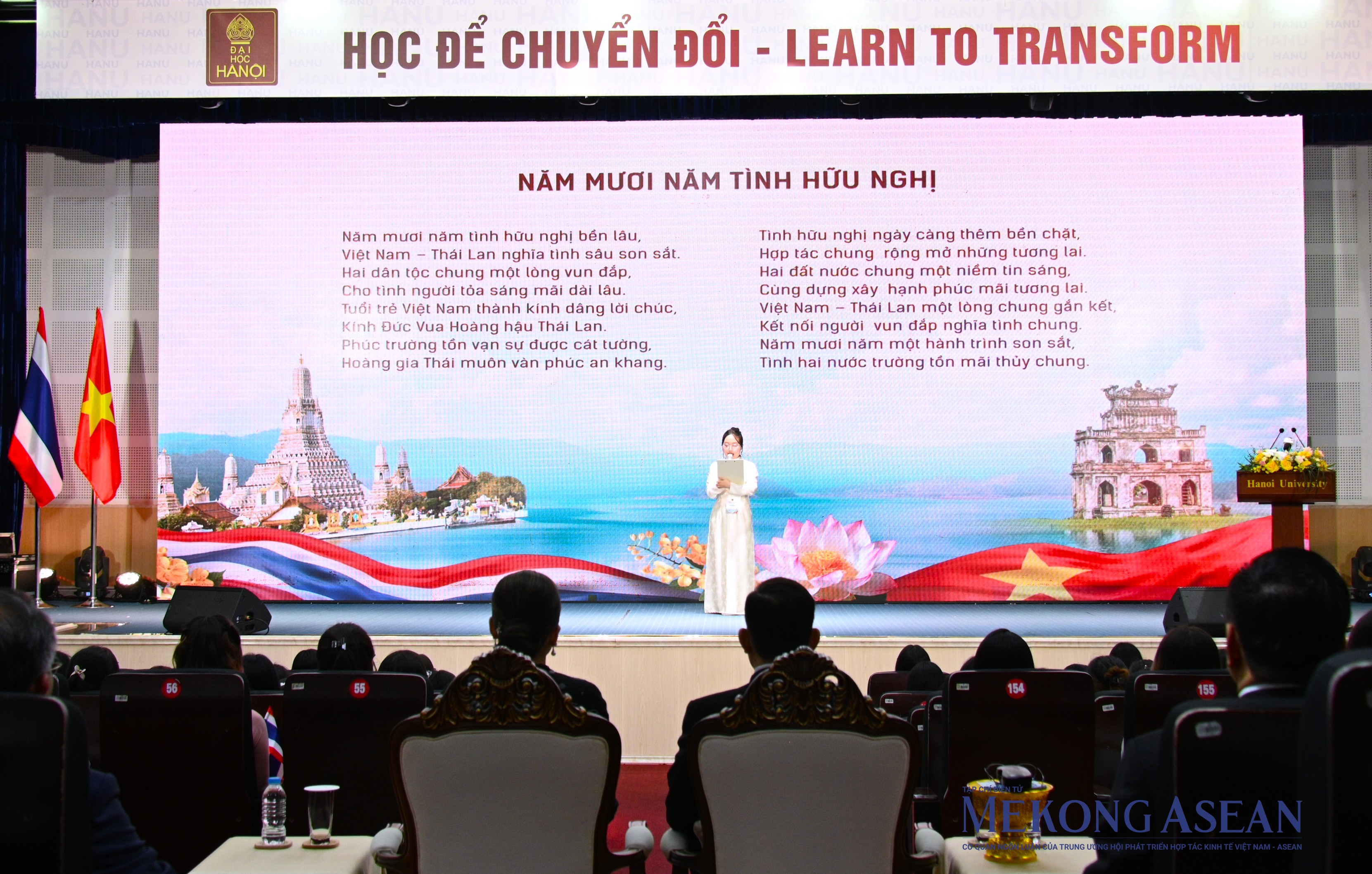 Nhà vua Thái Lan và Hoàng hậu trải nghiệm lớp học tiếng Thái tại Đại học Hà Nội
