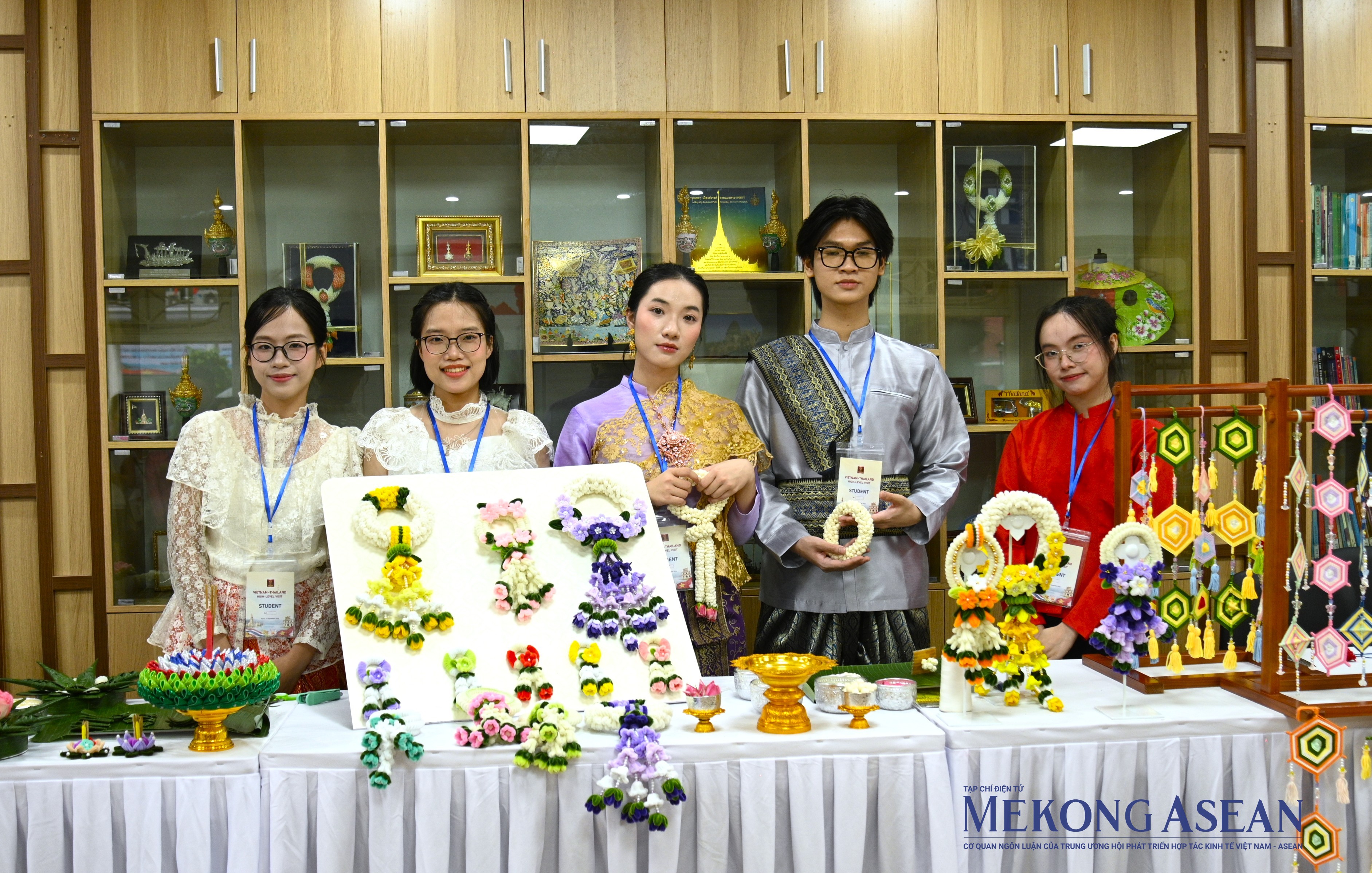Nhà vua Thái Lan và Hoàng hậu trải nghiệm lớp học tiếng Thái tại Đại học Hà Nội