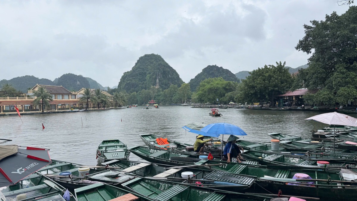 Ninh Bình tạm dừng nhiều hoạt động du lịch do mưa lũ