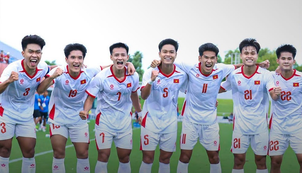 U23 Việt Nam thắng Philippines, vươn lên đầu bảng ASIAD 2026