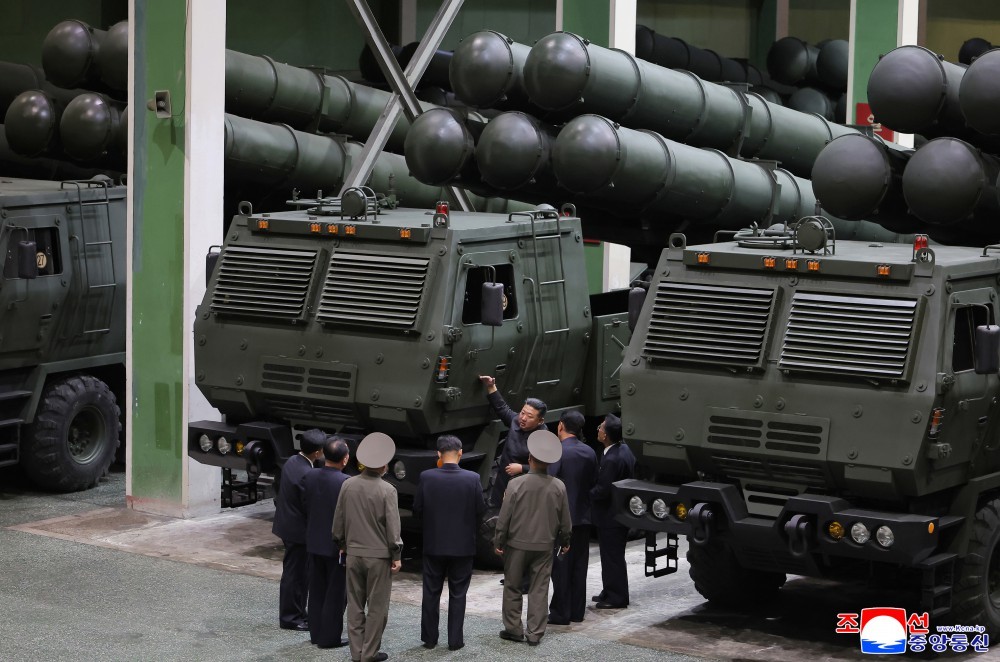 Nhà lãnh đạo Triều Tiên Kim Jong Un thị sát các doanh nghiệp công nghiệp quốc phòng. Ảnh: KCNA