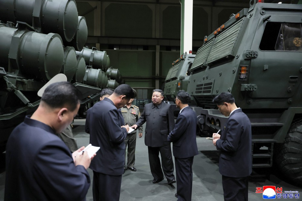 Nhà lãnh đạo Triều Tiên Kim Jong Un thị sát các doanh nghiệp công nghiệp quốc phòng. Ảnh: KCNA
