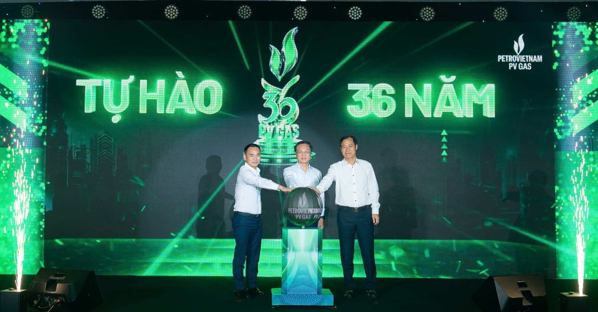 Chủ tịch HĐQT Bùi Minh Tiến; Tổng Giám đốc Dương Trí Hội và Chủ tịch Công đoàn Trần Xuân Thành thực hiện nghi thức chúc mừng kỷ niệm 36 năm thành lập PV GAS. Ảnh: PV GAS.