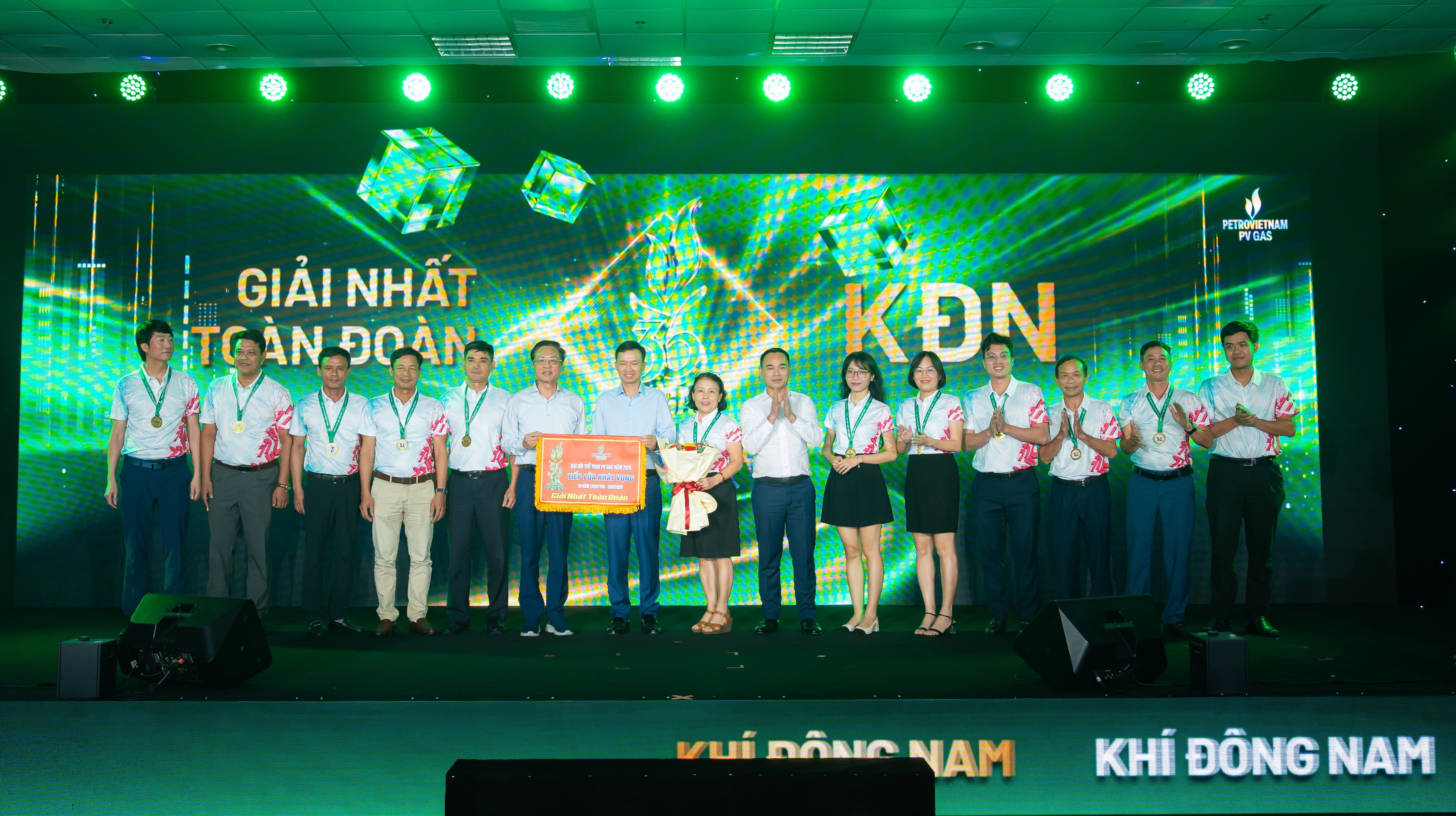 Chủ tịch HĐQT PV GAS Bùi Minh Tiến trao giải Nhất toàn đoàn cho KĐN
