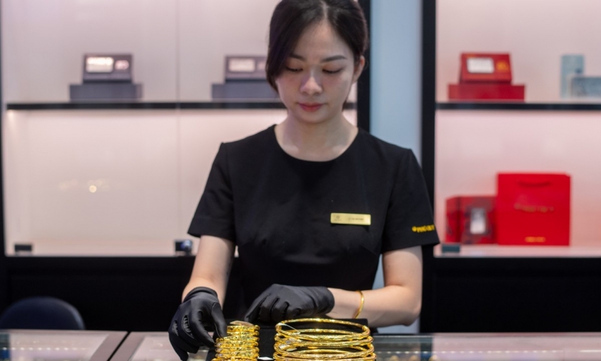 Giá vàng trong nước đi ngang, thế giới áp sát 4.400 USD/ounce