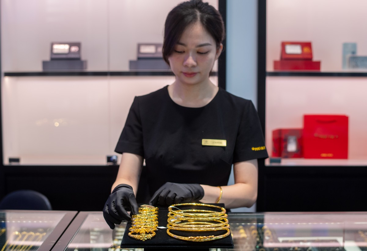 Giá vàng trong nước đi ngang, thế giới áp sát 4.400 USD/ounce