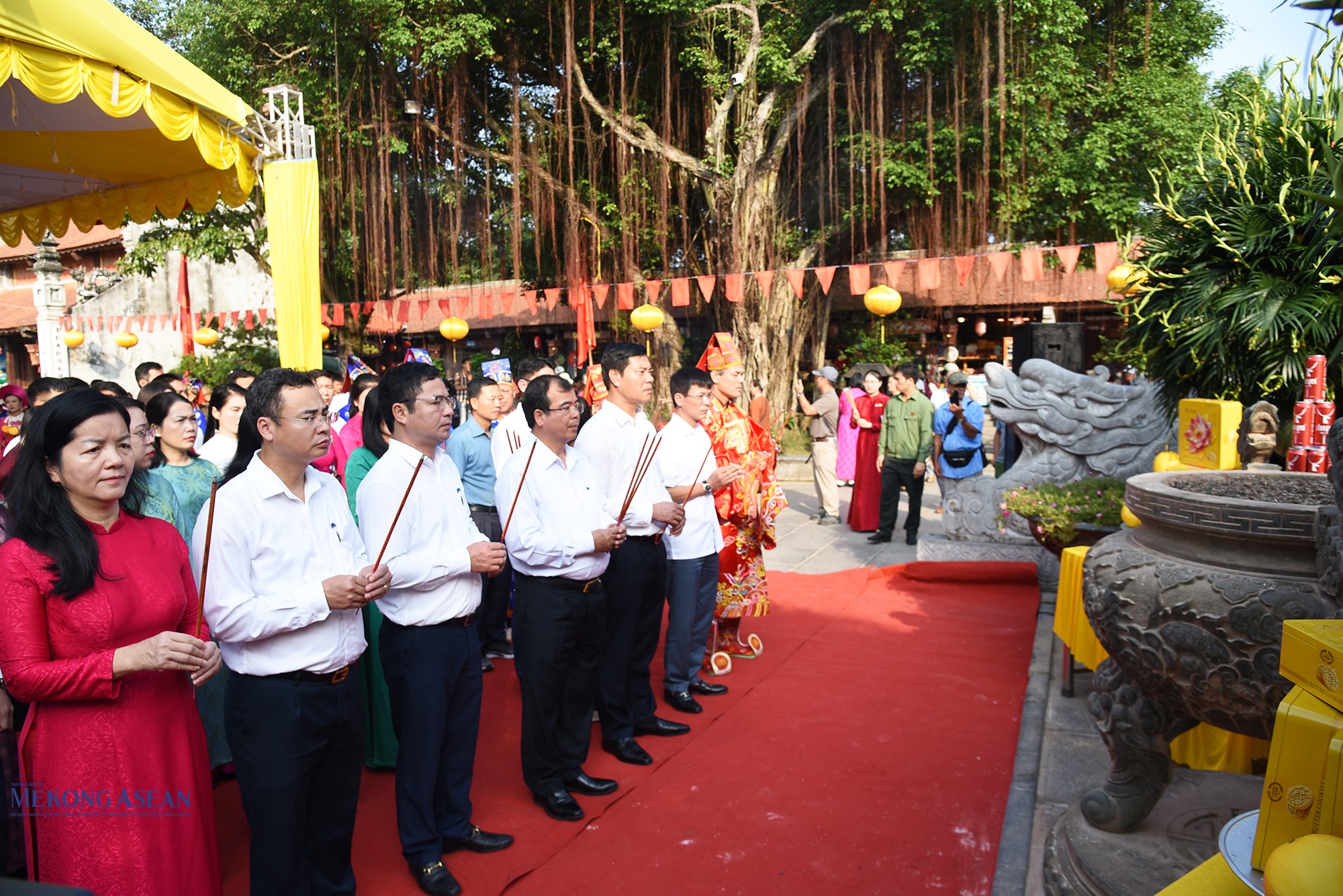 Lãnh đạo UBND thành phố Hải Phòng, đại diện Ban tổ chức lễ hội, đại diện lãnh đạo các sở ngành, địa phương của thành phố thực hiện các nghi thức, nghi lễ tại sân nhà Bạc đền Kiếp Bạc. Ảnh: Phùng Nguyện.