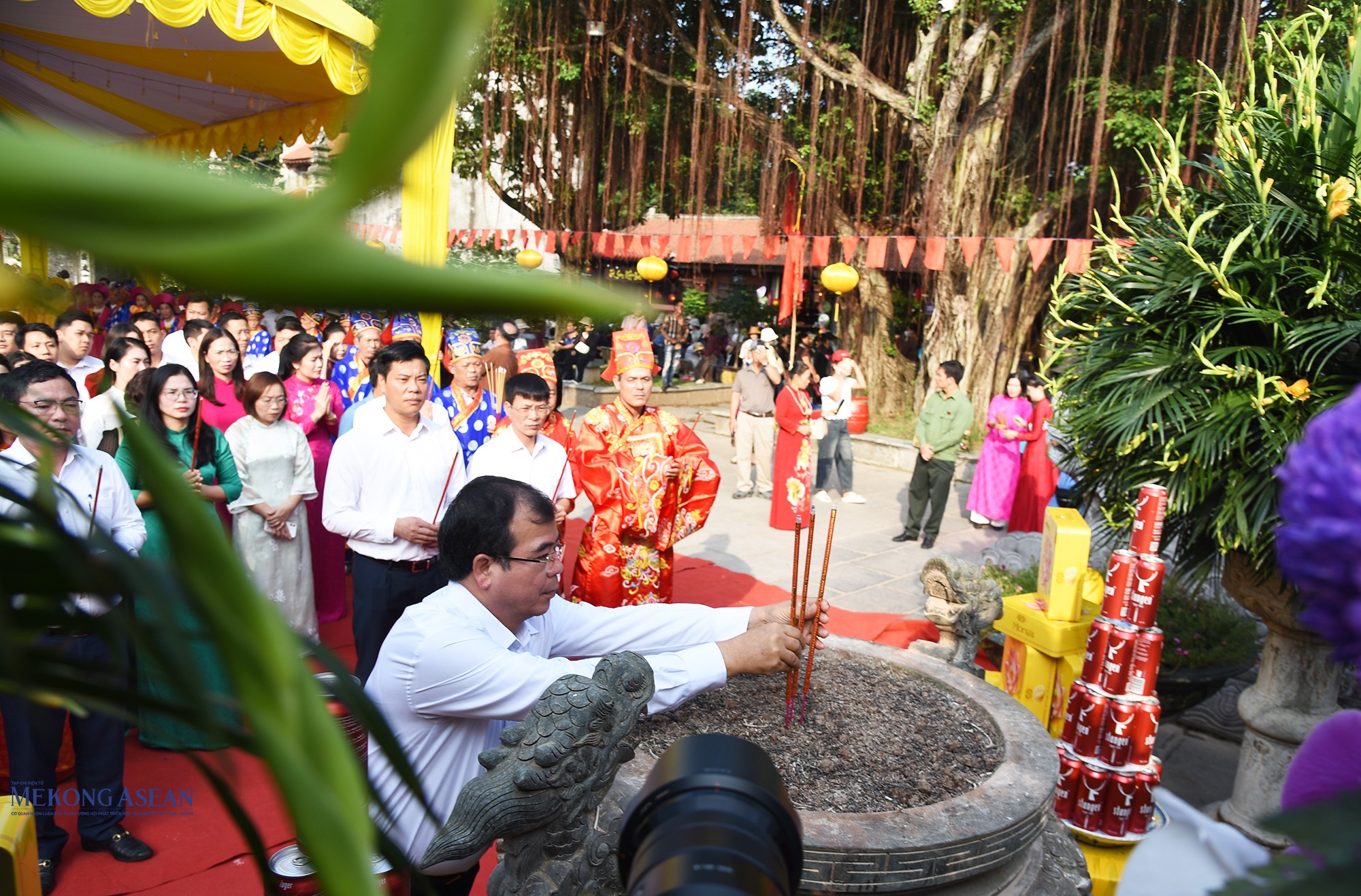 Ông Nguyễn Minh Hùng, Phó Chủ tịch UBND thành phố Hải Phòng, Trưởng Ban tổ chức Lễ hội Côn Sơn, Kiếp Bạc - mùa Thu năm 2026 thành kính dâng hương tại đền Kiếp Bạc. Ảnh: Phùng Nguyện.