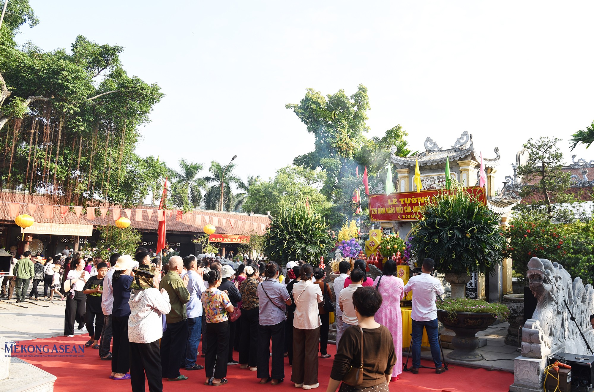Người dân và du khách thành kính dâng hương tại sân nhà Bạc đền Kiếp Bạc. Ảnh: Phùng Nguyện. 