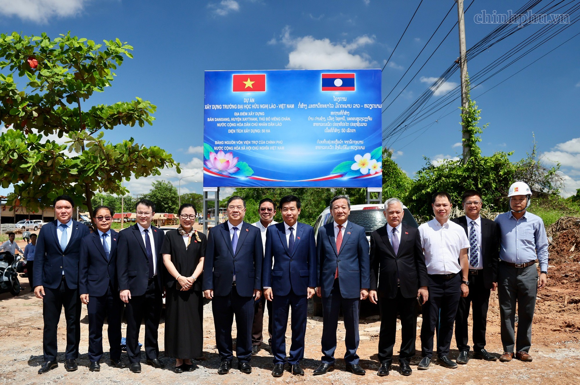 Phó Thủ tướng Thường trực Phạm Gia Túc và Đoàn đại biểu Việt Nam tại địa điểm dự kiến xây dựng Trường Đại học Hữu nghị Lào - Việt Nam - Ảnh: VGP.