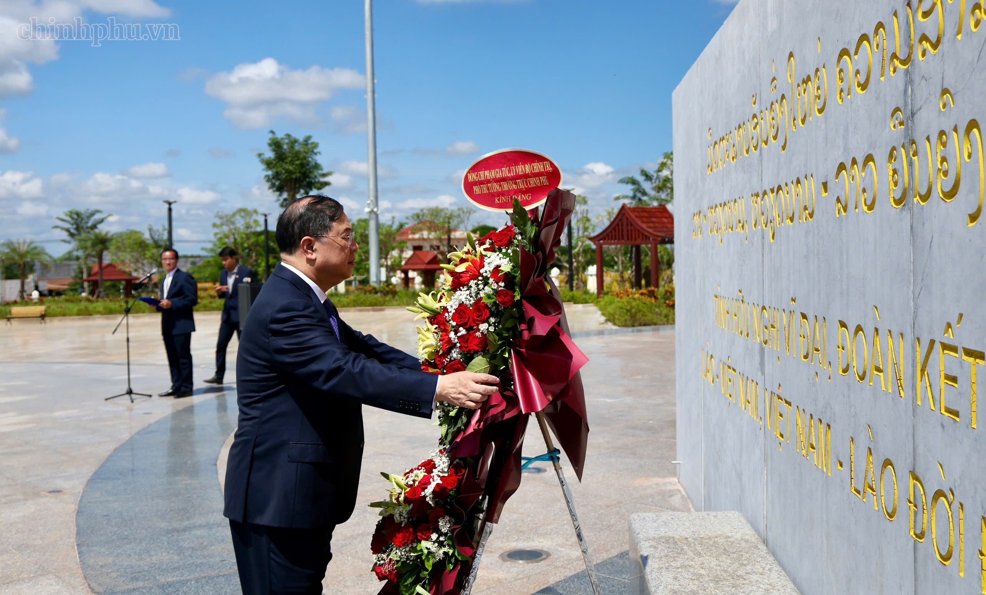 Phó Thủ tướng Thường trực Phạm Gia Túc và Đoàn đại biểu Việt Nam dâng hoa trước cụm tượng đài Chủ tịch Hồ Chí Minh, Chủ tịch Kaysone Phomvihane, Chủ tịch Souphanouvong tại Công viên Hữu nghị Lào - Việt Nam - Ảnh: VGP.