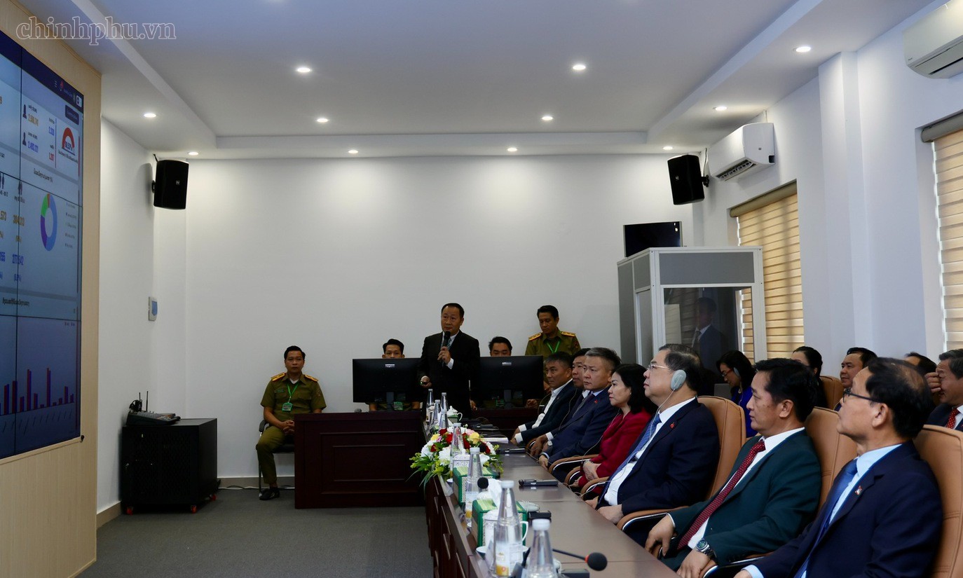 Phó Thủ tướng Thường trực Phạm Gia Túc nghe giới thiệu về dự án xây dựng Hệ thống quản lý dân cư và căn cước công dân tại Lào - Ảnh: VGP.