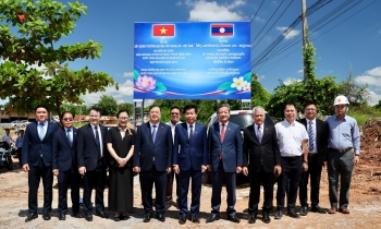 Phó Thủ tướng Thường trực thăm các công trình, dự án hữu nghị Việt - Lào