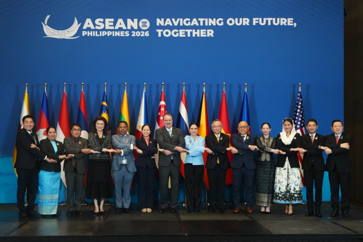 Phó Đại diện Thương mại Mỹ Rick Switzer chụp ảnh cùng đại diện ASEAN tại Hội nghị Tham vấn giữa các Bộ trưởng Kinh tế ASEAN và Đại diện Thương mại Mỹ ở Manila ngày 20/9. Ảnh: PNA