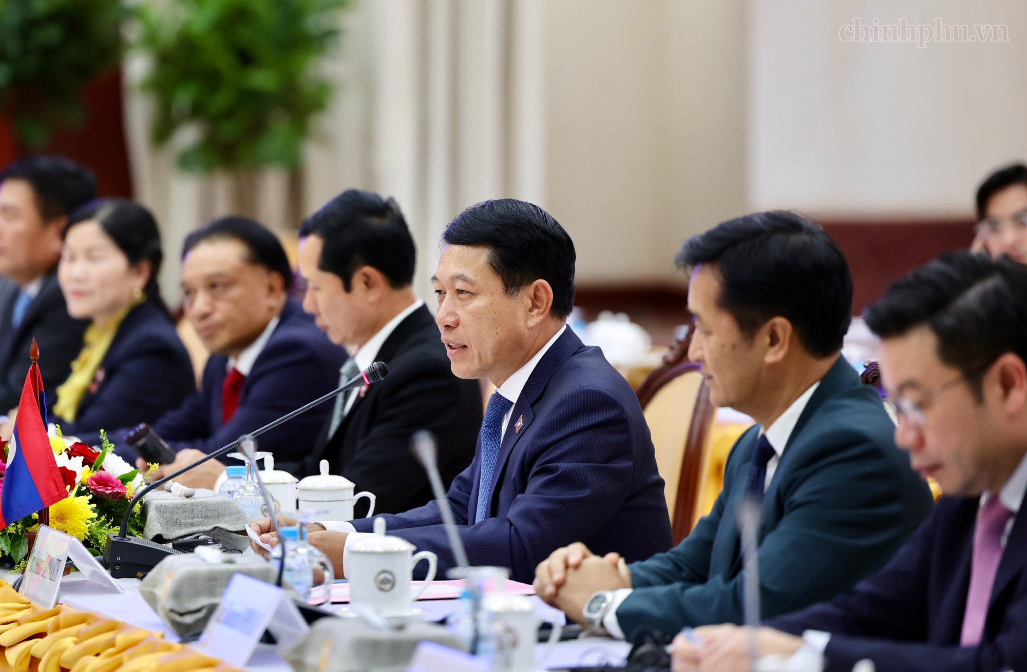 Phó Thủ tướng Thường trực Lào Saleumxay Kommasith đề nghị doanh nghiệp hai nước tiếp tục tăng cường hợp tác, cùng đầu tư, cùng phát triển - Ảnh: VGP.