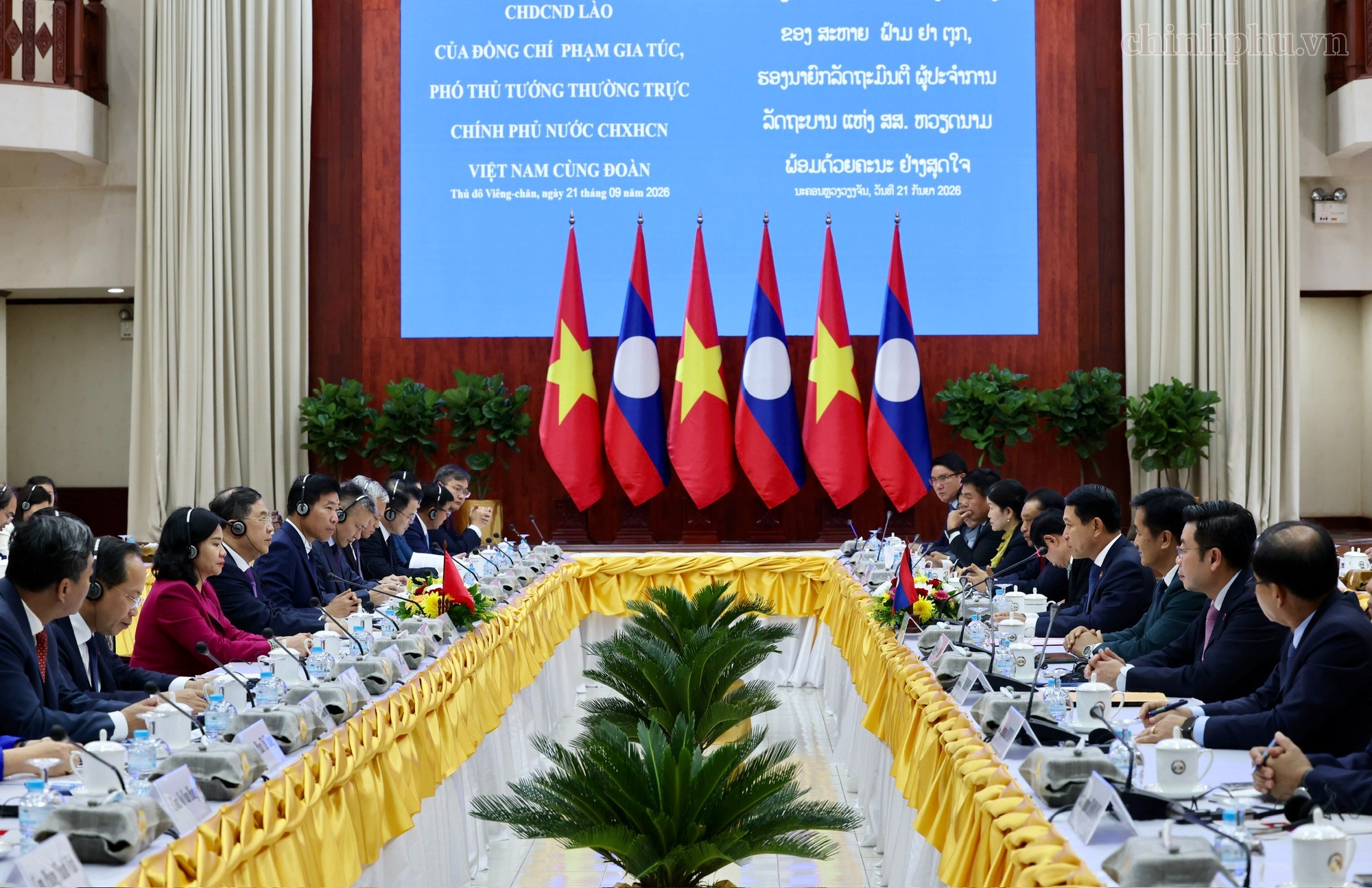 Gỡ vướng các dự án trọng điểm, mở rộng không gian đầu tư Việt - Lào