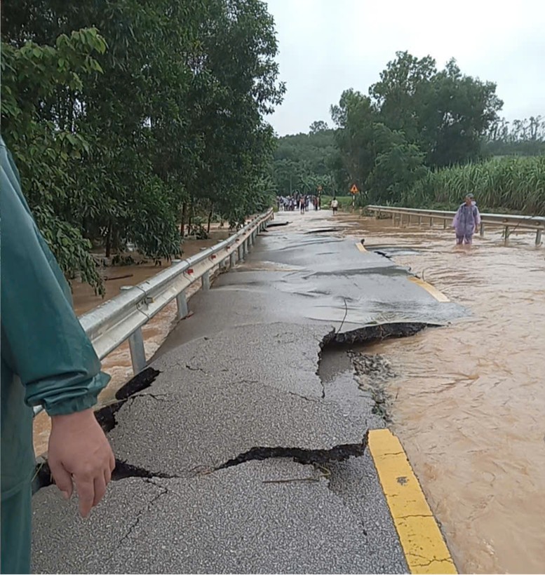 Mưa lớn gây sạt lở nghiêm trọng tại các đường tỉnh ở Nghệ An, Thanh Hóa ngày 17/9 - Ảnh: Cục Đường bộ Việt Nam.