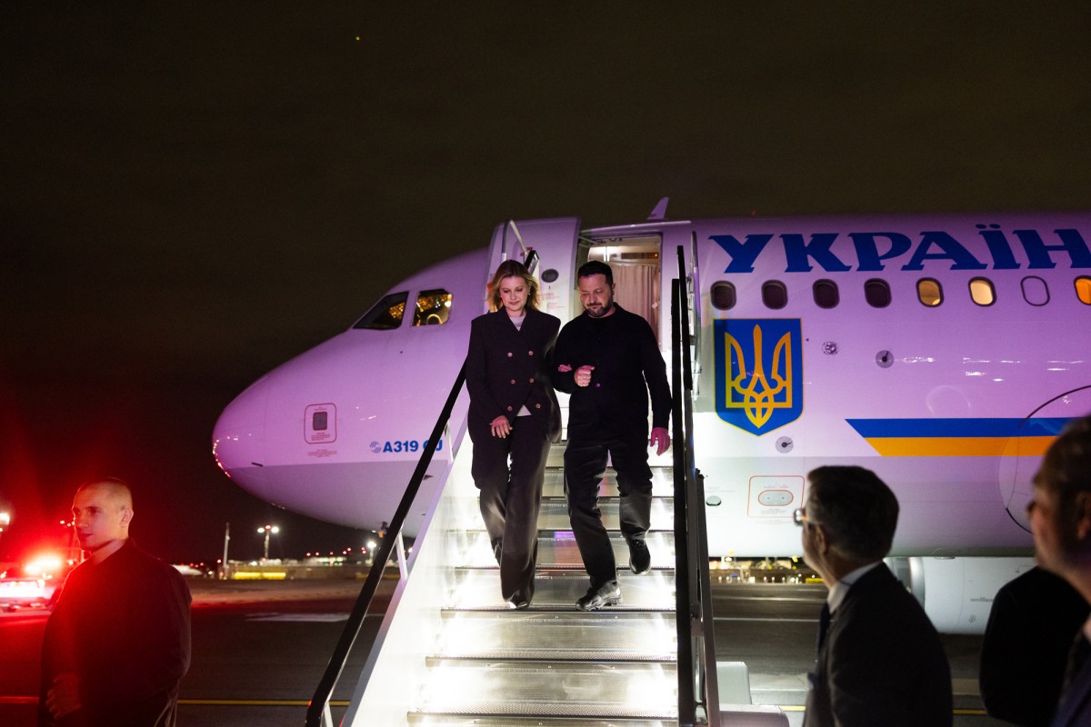 Tổng thống Ukraine Volodymyr Zelensky và Phu nhân Olena Zelenska tới New York (Mỹ) sáng 22/9 giờ Việt Nam. Ảnh: X/@ZelenskyyUa (tài khoản X của ông Zelensky)