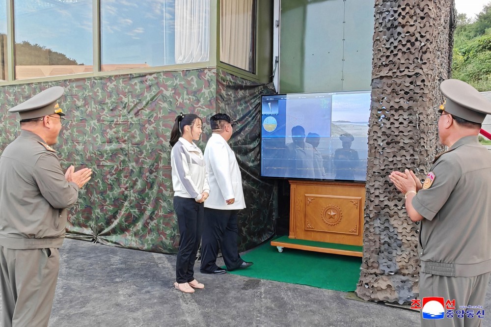 Ông Kim Jong Un và con gái Kim Ju Ae giám sát cuộc thử nghiệm của Cơ quan Tên lửa Triều Tiên. Ảnh: KCNA