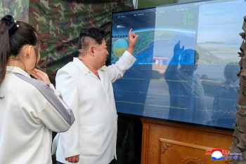 Ông Kim Jong Un cùng con gái giám sát thử nghiệm vũ khí mới