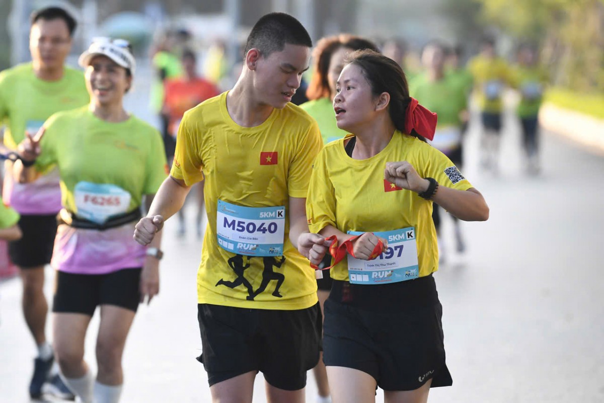 Mỗi vận động viên khiếm thị sẽ có một vận động viên đồng hành trên đường chạy Run For Love 2026, tương tự các mùa giải trước. Ảnh: VNA