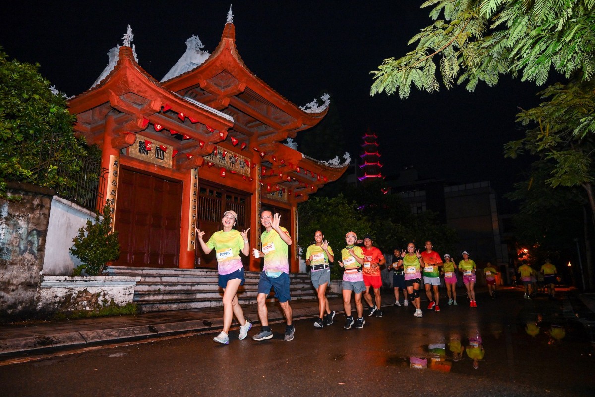 Đường chạy Run For Love đưa các vận động viên qua những không gian mang dấu ấn mùa thu Hà Nội. Ảnh: VNA