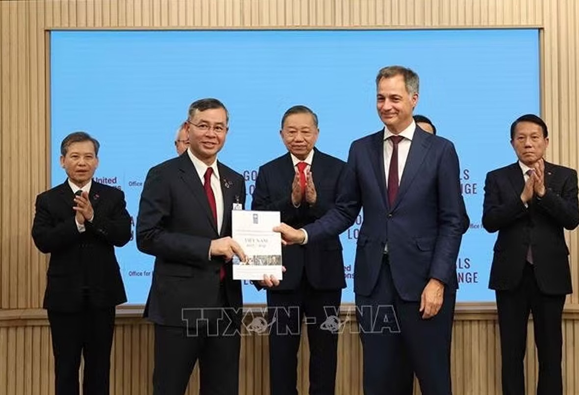 Bộ trưởng Ngô Văn Tuấn và ông Alexander De Croo, Tổng Giám đốc điều hành UNDP trao văn kiện.