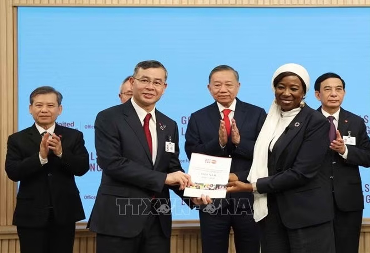 Bộ trưởng Ngô Văn Tuấn và bà Diene Keita, Giám đốc điều hành UNFPA trao văn kiện.
