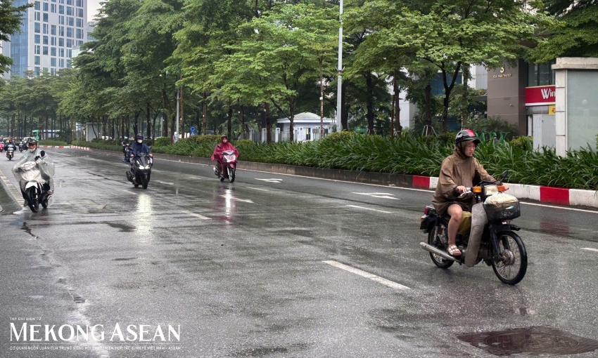 Hà Nội cảnh báo dông lốc, miền Trung và Nam Bộ mưa lớn