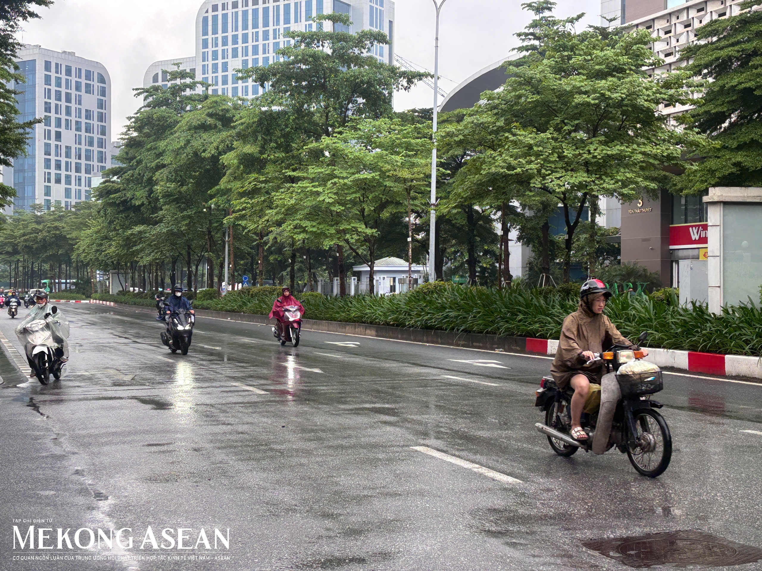 Hà Nội cảnh báo dông lốc, miền Trung và Nam Bộ mưa lớn