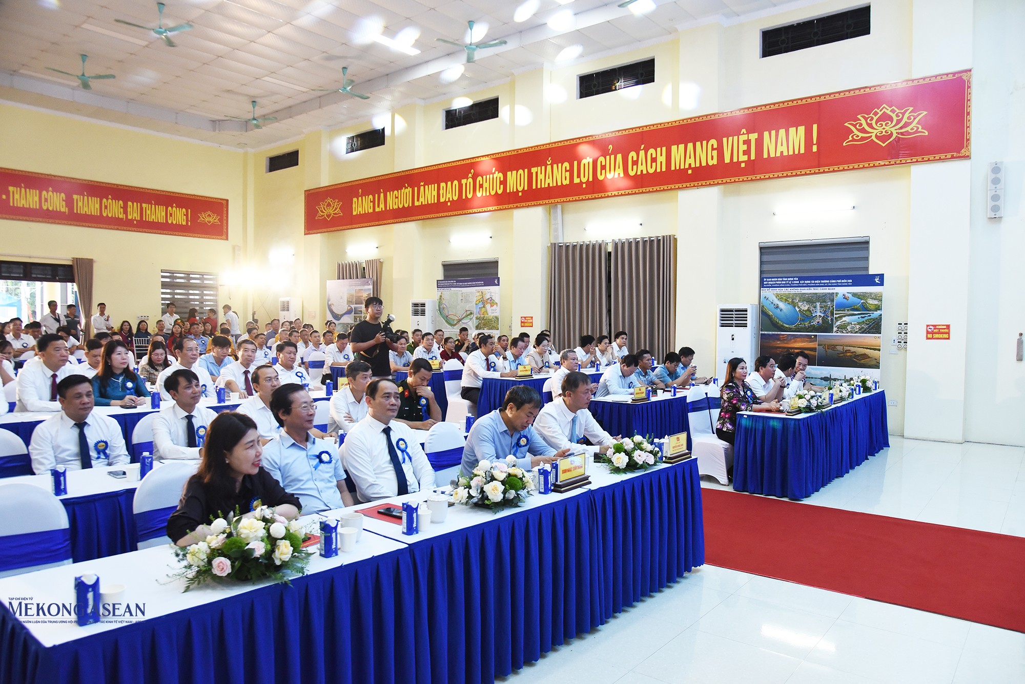 Đại diện lãnh đạo UBND tỉnh Hưng Yên và các đại biểu dự hội nghị. Ảnh: Phùng Nguyện.