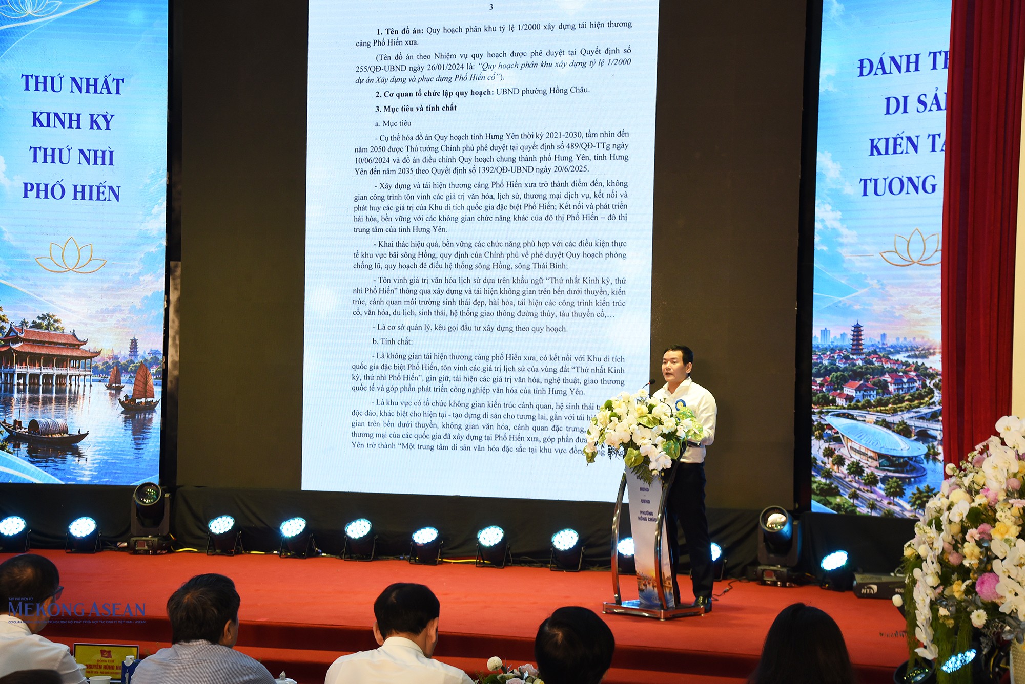 Ông Trần Quang Triển, Giám đốc Sở Xây dựng tỉnh Hưng Yên đọc công bố quyết định của UBND tỉnh tại hội nghị. Ảnh: Phùng Nguyện.
