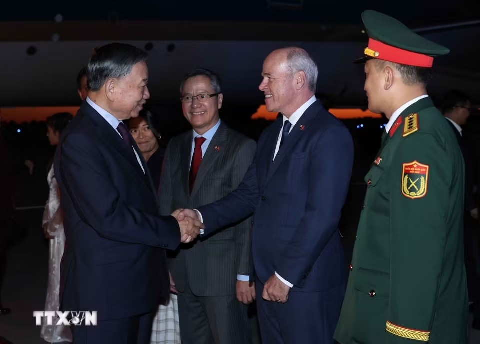 Quan chức Chính phủ Canada và cán bộ, nhân viên Đại sứ quán Việt Nam đón Tổng Bí thư, Chủ tịch nước Tô Lâm tại sân bay quốc tế Macdonald-Cartier, Ottawa. Ảnh: TTXVN.