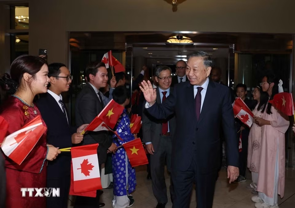 Cán bộ, nhân viên Đại sứ quán và đại diện cộng đồng người Việt Nam tại Canada đón Tổng Bí thư, Chủ tịch nước Tô Lâm. Ảnh: TTXVN.