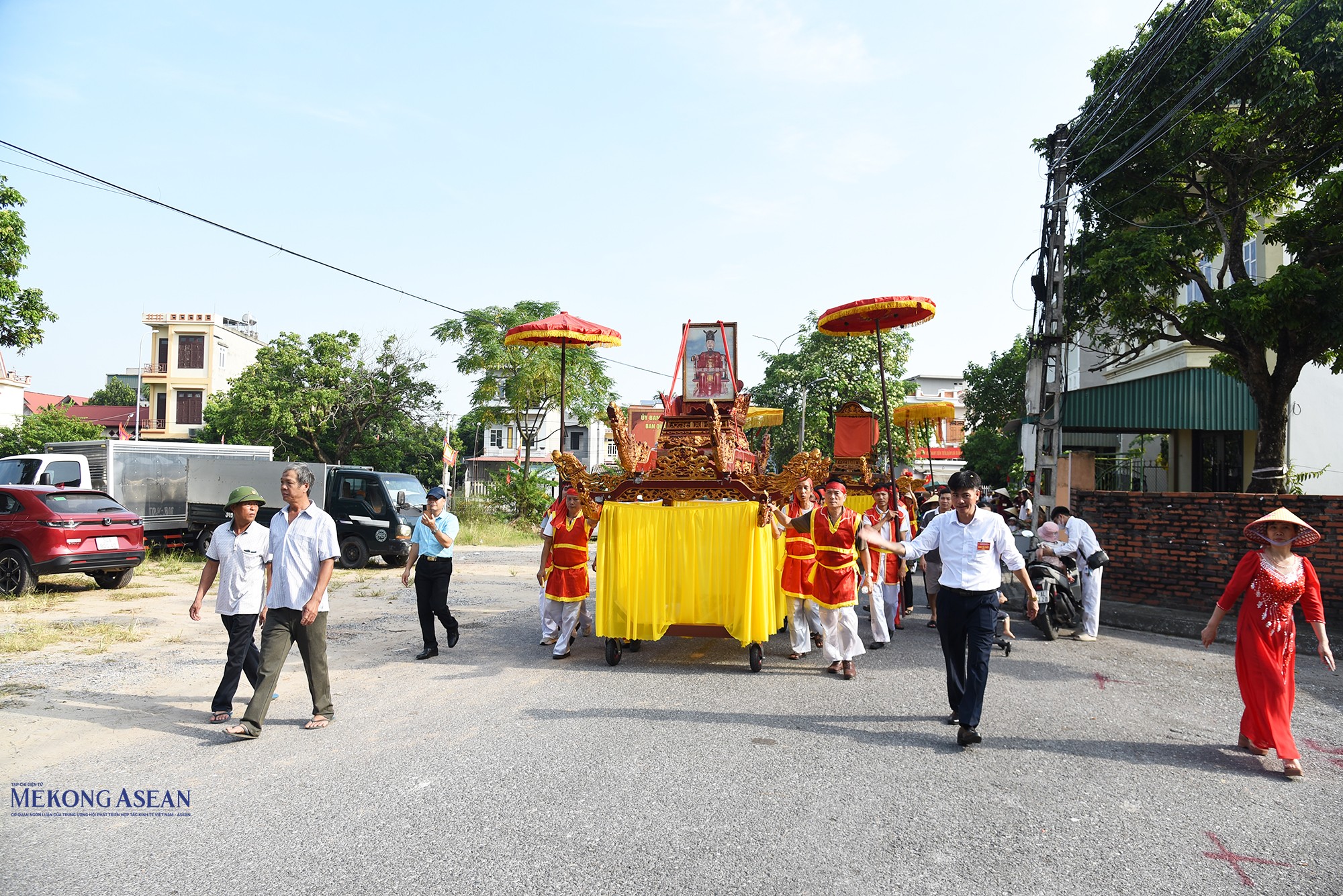 Lễ rước bộ được tổ chức trước khi khai hội. Ảnh: Phùng Lâm Hòa.